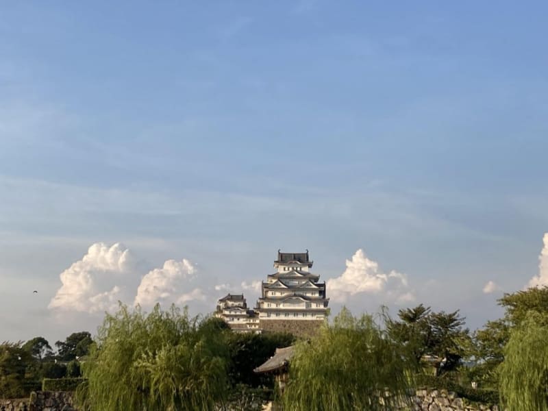A suspicious suitcase near Himeji Castle, a World Heritage site, contains underwear and smartphones... Hyogo Prefectural Police, bomb threat email
