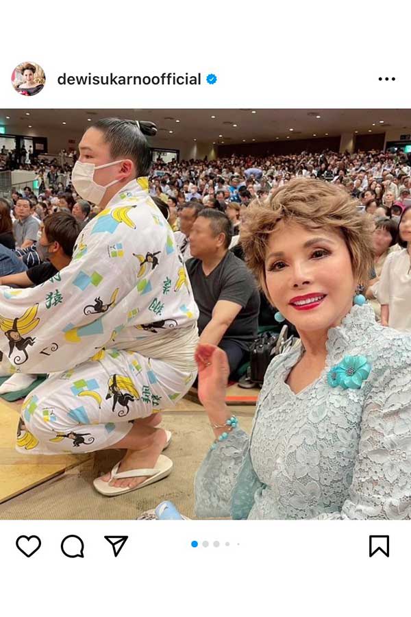 Mrs. Devi is delighted with the "special seat" of the sumo wrestling