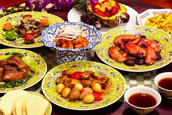 中華料理の場合、取り皿はテーブルに置いたまま食べる【それ間違いかも？ビジネスマナー常識チェック】