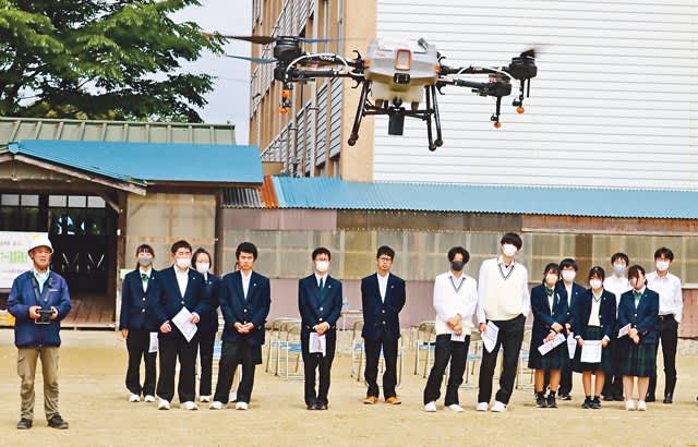 Deepening Knowledge of Smart Agriculture Toyama Oyabe Gardening High School Students Learn Functions of Drones