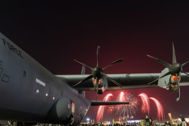 写真で振り返る！横田基地「日米友好祭 2023」、F-16の高速フライパスやC-32の離陸など