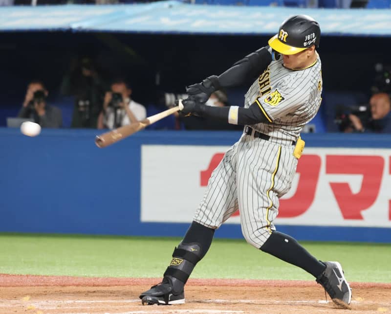 [Hanshin] Teruaki Sato's V-hit wins XNUMX straight wins & saves XNUMX "I was preparing for the turn at bat."