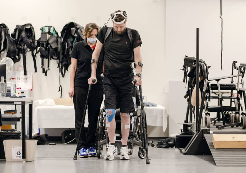 Spinal Cord Injury Patient Recovers Walking Wirelessly Sending Brain Commands to Devices Near the Waist
