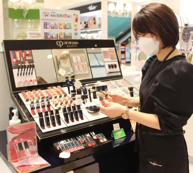 Bustling back to the cosmetics department. Opportunities to remove masks are increasing, and lipsticks and blushes are doing well [Oita Prefecture]
