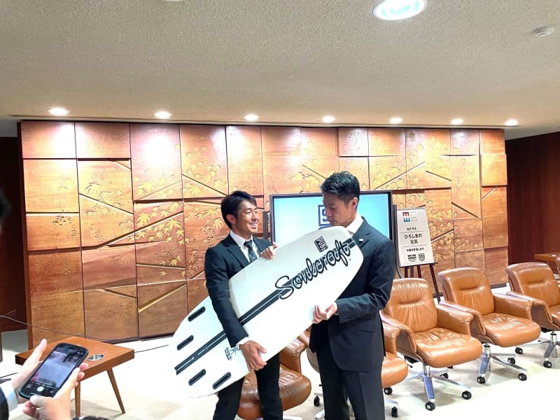 Hiroshima wake surfing world No. 1 Miyamoto pays a courtesy call to the governor