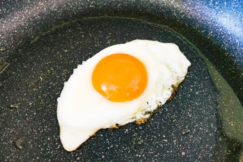 "Hirunandesu" "How to make fried eggs" where the yolk is the center I was surprised by the unexpected method... Culinary researcher Kan...