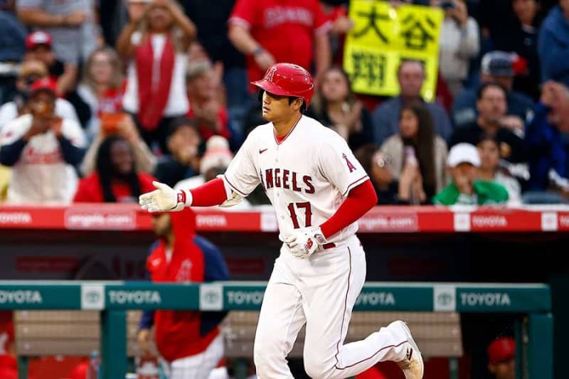 Shohei Ohtani No. 12's "helmet commemorative photo pose" immediately after HR became a hot topic on a US relay station.