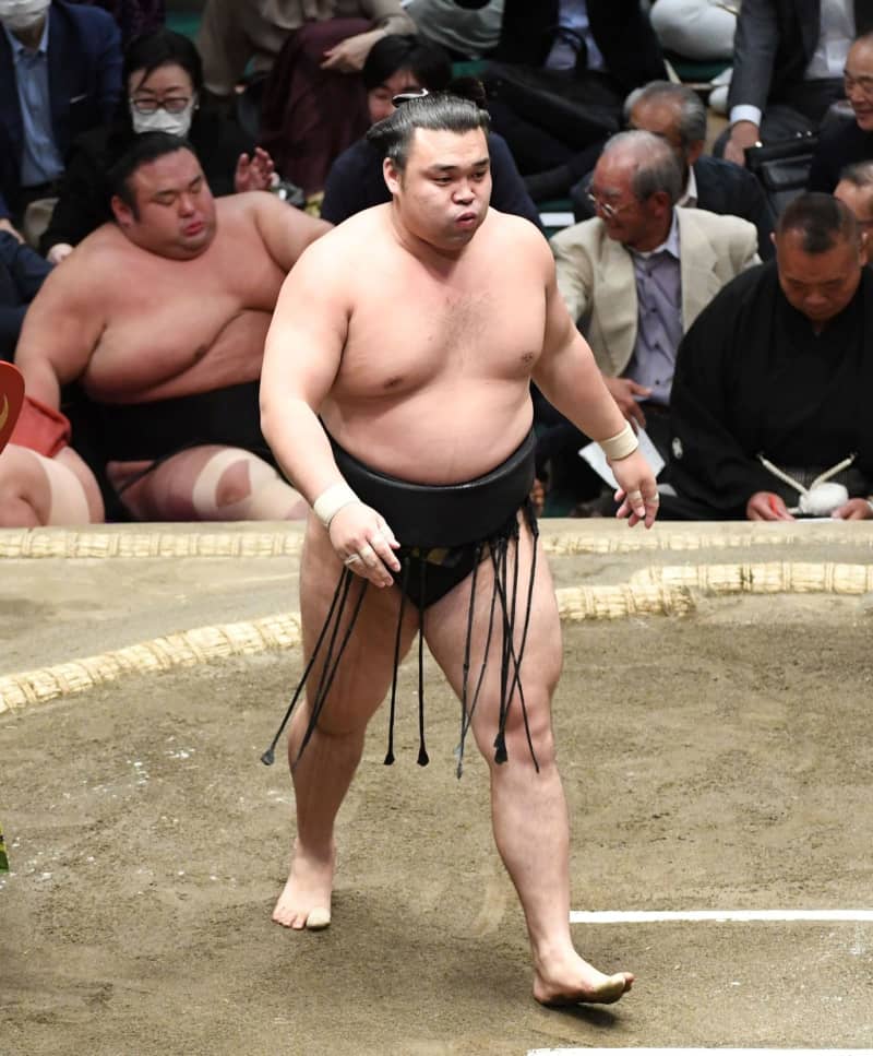 Kirimayama reaches Ozeki's goal of ``33 wins'', but Chief Judge Sadogatake avoids making a clear statement, ``While watching sumo wrestling in 3 days until the end of the year.''