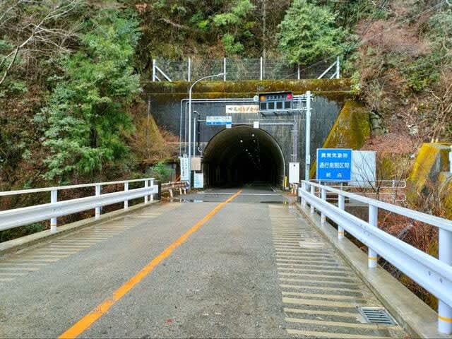 ドライブ「意味が分かると怖い写真」山の道でのクルマ運転