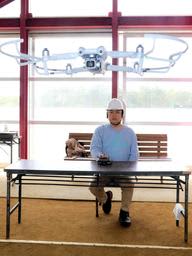 ``It would be fun if you could fly a drone with one hand.'' A man with left-sided paralysis is working hard to acquire skills, and he continues to challenge for national qualifications.