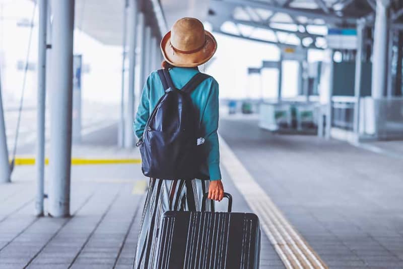 搭乗前に罰金を命じられた10代女性　手荷物の超過料金を免れるためにとった行動が米国で話題