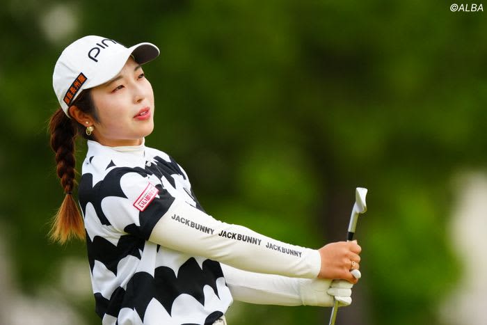 <Breaking News> Akari Sakuma takes the lead with a course record tie of 65, and Hina Arakaki achieves a hole-in-one