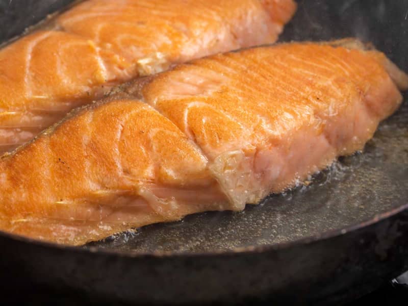 What is the trick to grilling salmon in a frying pan? "This is easy" "Skin crispy meat plump"