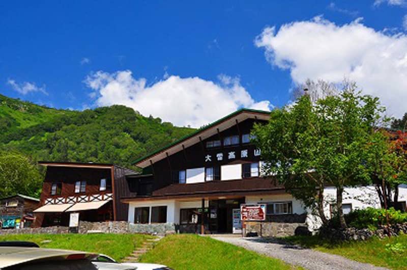 北海道「大雪高原山荘」1年が123日の温泉。6月20日営業開始！窓からの風景は自然を切り取った…