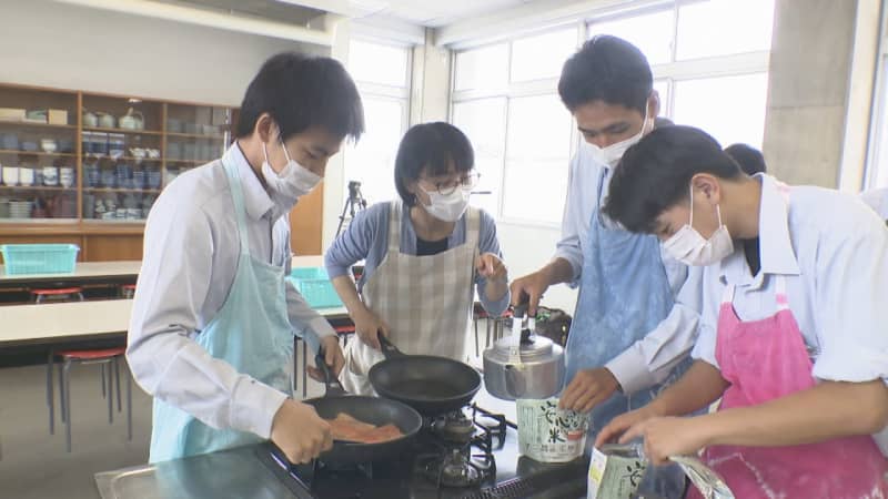 High school original brand "DCJ Salmon" Meuniere in cooking training Tadotsu-cho, Kagawa