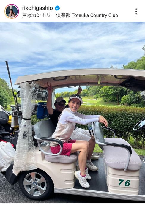 現役時代と変わらぬ美しいスイング　東尾理子、名門コースでゴルフを楽しむ