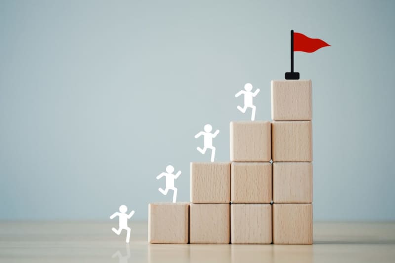 38歳で係長に昇進したけど、一般的に見て出世は遅い方？係長級の「平均年収」とは？