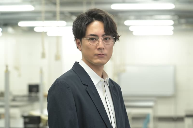 Shotaro Mamiya appears in "Pending Train" as a physics professor!A key man searching for clues to solve the missing vehicle case