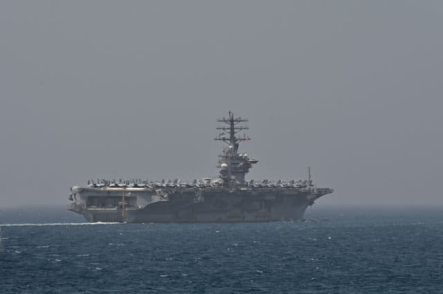 海上自衛隊、米空母「ニミッツ」と訓練実施 艦載機を甲板に並べ佐世保寄港