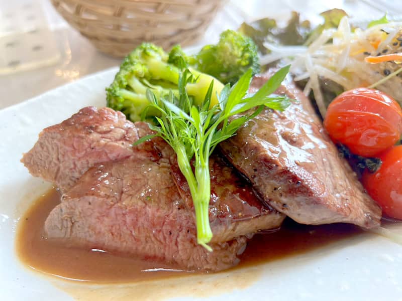 Luxurious lunch with "grilled special beef fillet" from the popular Western restaurant "Restaurant Little Bird" in Kita Ward, Niigata City...