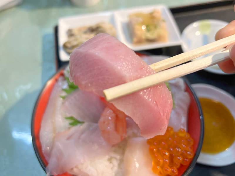 新潟市中央区の老舗鮮魚店『本町 鈴木鮮魚』の「ぎんだら定食」と「海鮮丼」をご紹介♪