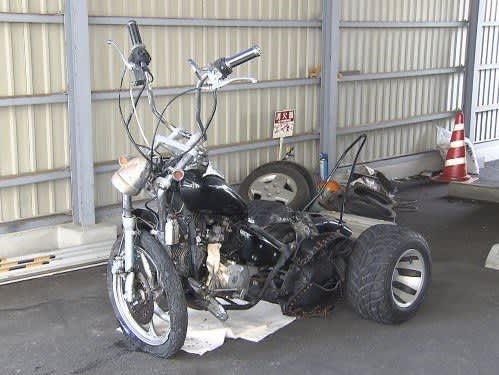 「トライク」タイプでヘルメット着用なしか…三輪バイクがブロック塀に衝突 運転していた18歳男性が死亡