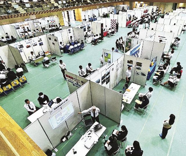 Wakayama Prefecture Holds Company Briefings for High School Students, Human Resources Staff Do PR