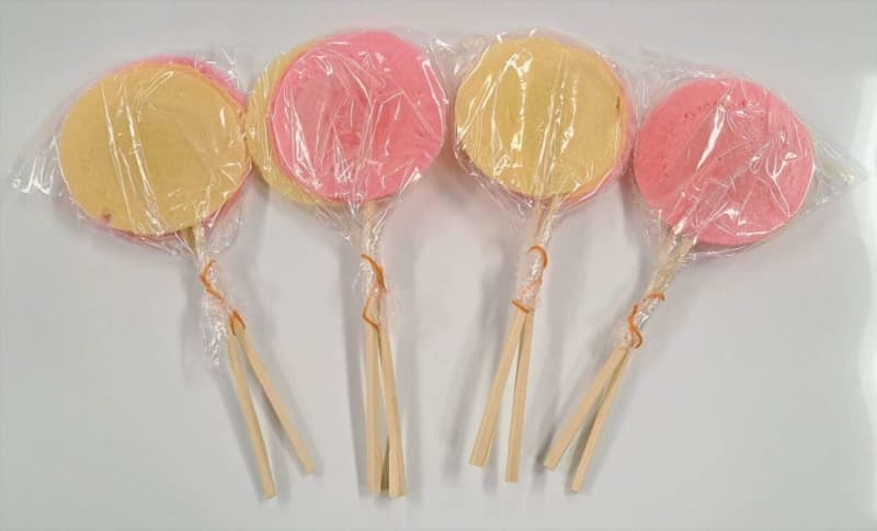 "Yellow and pink round ones" lined up at festival stalls in Iwate What is the mysterious local sweet "Taguriame"?