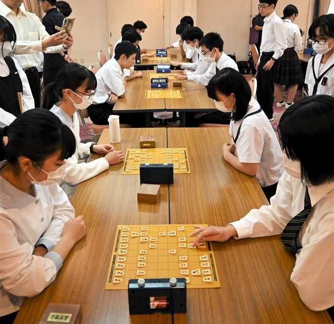 若き〝名人〟対局…囲碁・将棋部門、熊本県代表決まる　県高校総合文化祭の先行開催
