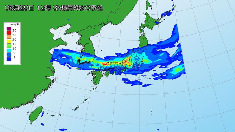 Tomorrow, the front stays near Honshu, and there is a risk of heavy rain from Hokuriku to San'in
