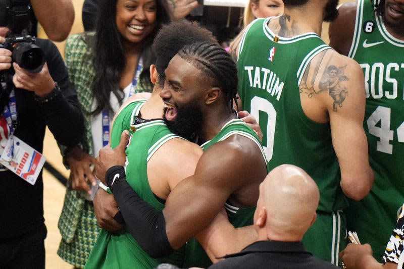 NBA = Celtics 3rd win, White beats dramatic buzzer
