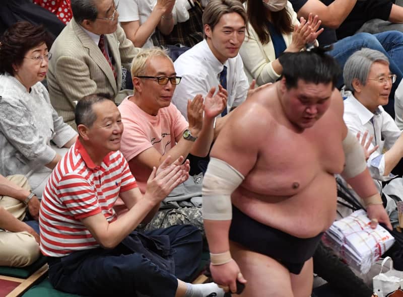 why?George Tokoro and Rukiya Abo in the sumo wrestling broadcast