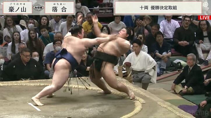 "Monster of Reiwa" Ochiai shows amazing tenacity at the edge of the ring, but loses to Gonoyama in the Aibo decisive battle "This regret spring" Sumo...