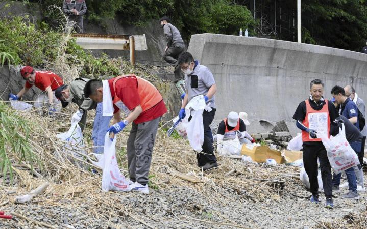 Cleaning up Uwajima's coast by fishermen and volunteers Efficiency with large garbage crushing and compacting equipment