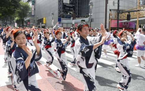 2000 people lightly dance at the Kagoshima Ohara Festival in Shibuya