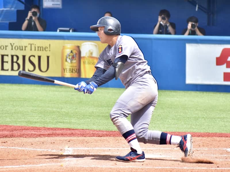 Kyosuke Miyazaki of Keio University, who is strong against Waseda University, has 2 hits and 5 RBIs in the Waseda-Keio game.