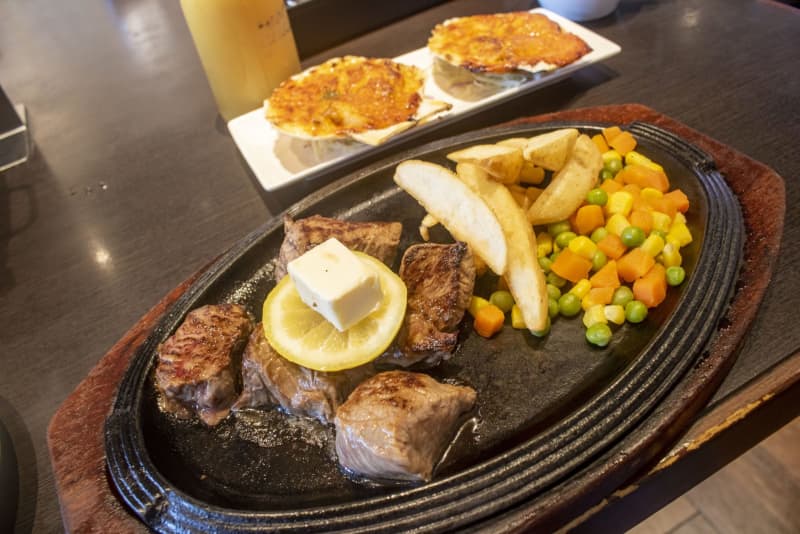 A long-established steak restaurant that supports the meat-eating culture of Naha, Okinawa!It's not just steak that's thick