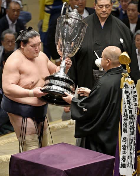3場所全休から復活V！横綱・照ノ富士に“白鵬化”の心配なし ヒザの負担減らす「閂」で鬼に金棒