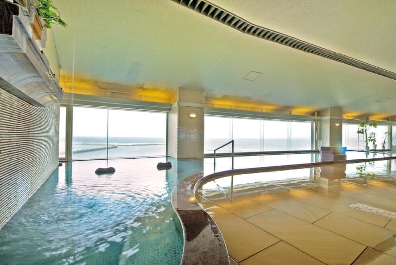 Aichi / Irago Onsen "Irago Resort & Convention Hotel" boasts a spa overlooking Mikawa Bay and a view of the sunset.