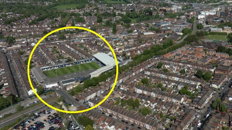 Right in the middle of a residential area!The stadium in Luton Town, where the long-awaited first promotion to the Premier was decided, is interesting