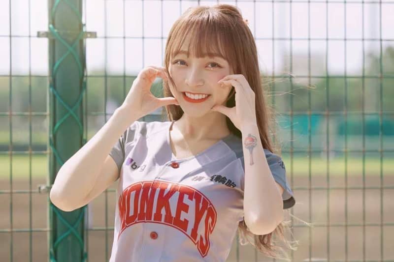 “Miracle cheerleader” captivates fans with a powerful throw that stands out in the opening ceremony style in the United States “Too cute”