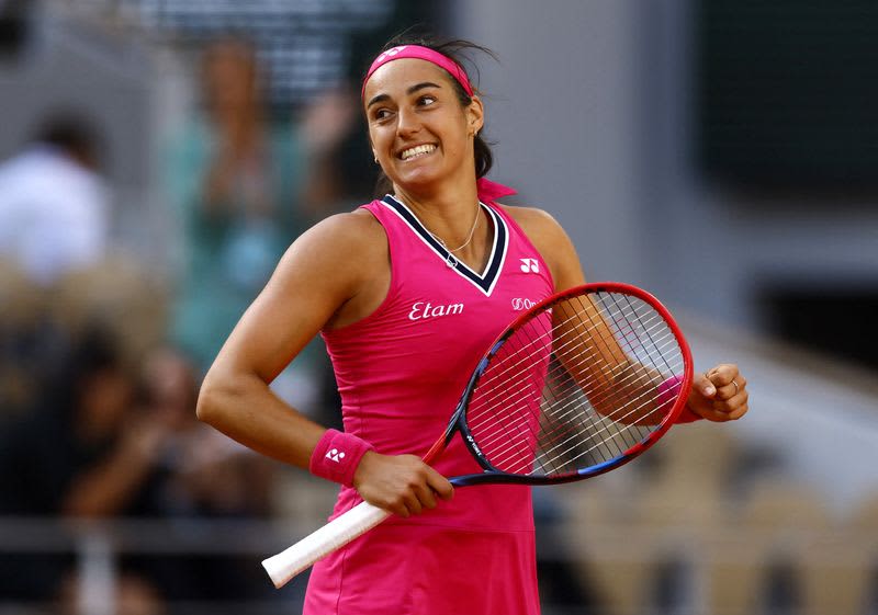 Tennis = Garcia wins, Hibino loses in full set French Open Women's