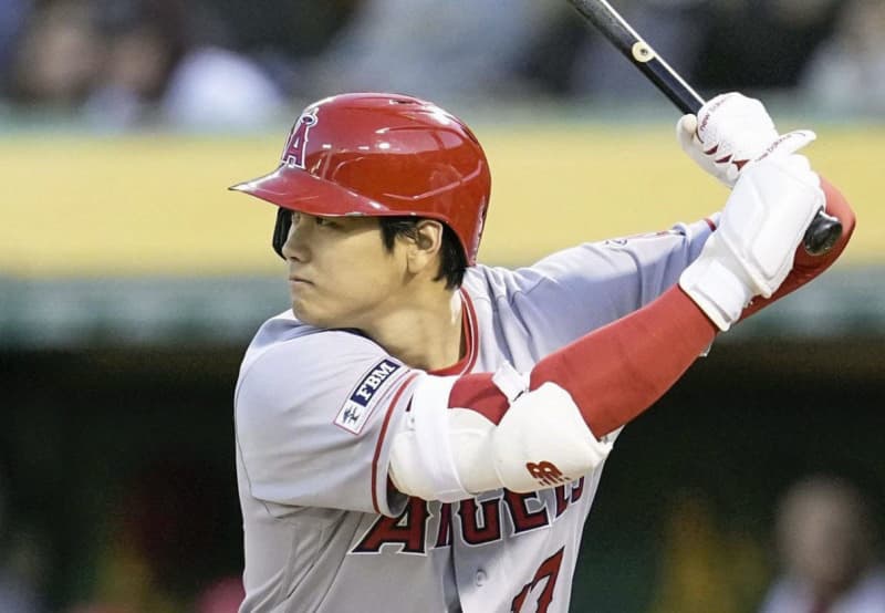 ``Let's get injured'' Otani's opponent's right arm was hit by a pitch.