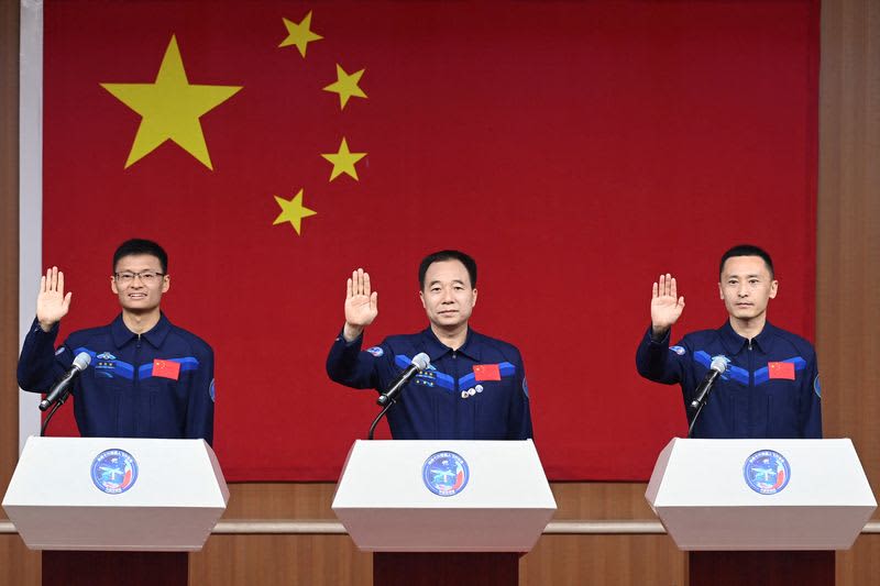China launches manned spacecraft Shenzhou XNUMX: state media