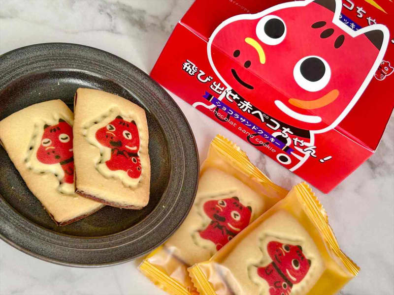 [Recommended Souvenirs from Fukushima Prefecture] Great for handing out souvenirs! "Fly out Akabeko-chan!" Eat a chocolate sandwich cookie