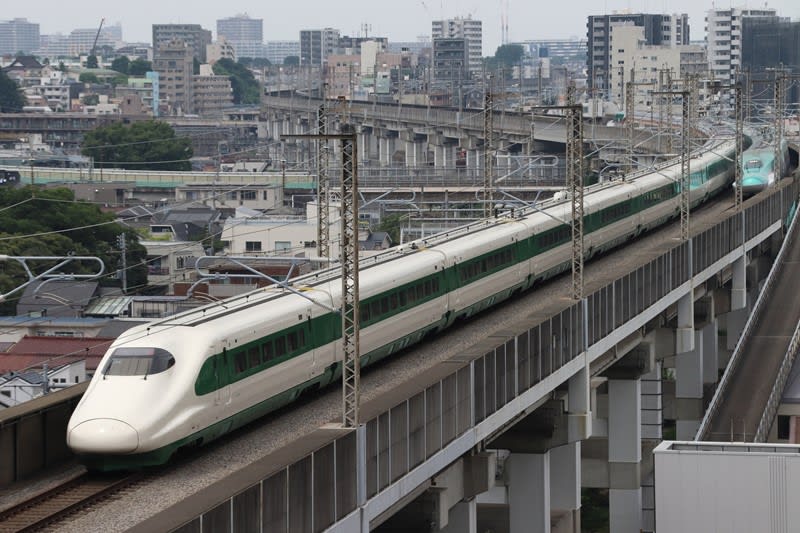 Series 200 color E2 Shinkansen from Shin-Aomori to Tokyo... "Tokyo Reunion" runs in July