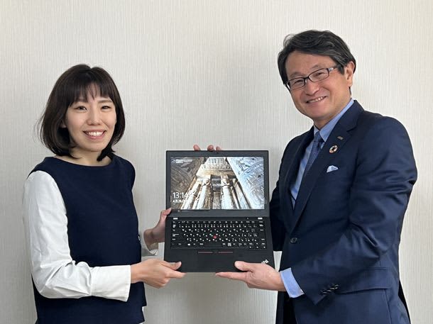 Japan Information Communication donates a PC to Homedoor, a certified NPO that works to support the employment and livelihood of the needy