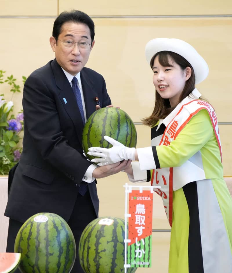 首相、鳥取のスイカ試食　「かなり甘い」と太鼓判