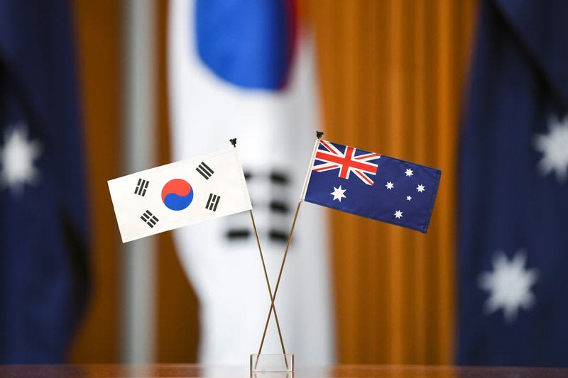Defense ministers of South Korea and Australia hold talks and agree to strengthen defense cooperation