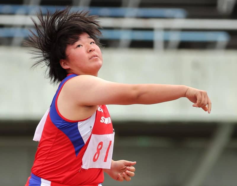 With the advice of her older brother, who has experienced national championships, she won the three track and field women's throws.